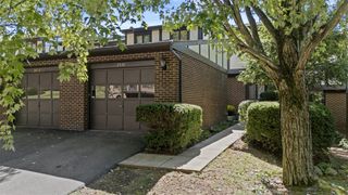 2828 Bingham Dr, St Clair, PA 15241