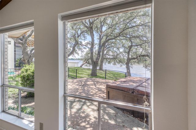 104 Bluebird LN, Highland Haven, TX 78654