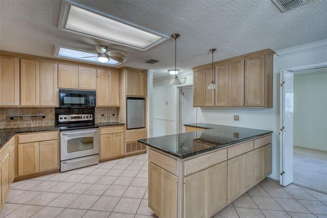 104 Bluebird LN, Highland Haven, TX 78654