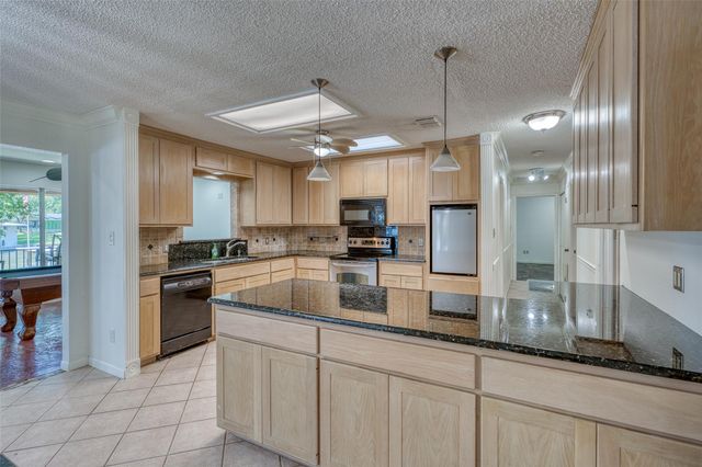104 Bluebird LN, Highland Haven, TX 78654