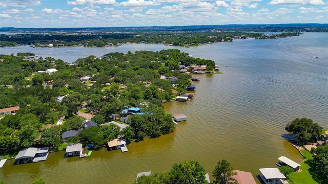 104 Bluebird LN, Highland Haven, TX 78654