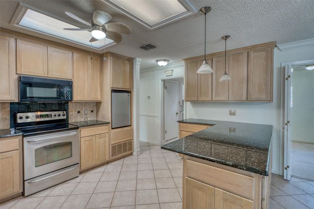 104 Bluebird LN, Highland Haven, TX 78654