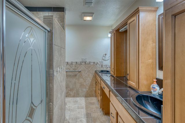 104 Bluebird LN, Highland Haven, TX 78654