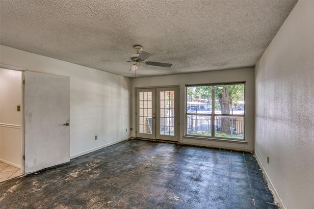 104 Bluebird LN, Highland Haven, TX 78654