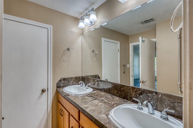 104 Bluebird LN, Highland Haven, TX 78654