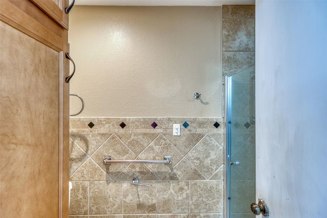 104 Bluebird LN, Highland Haven, TX 78654