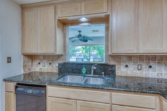 104 Bluebird LN, Highland Haven, TX 78654