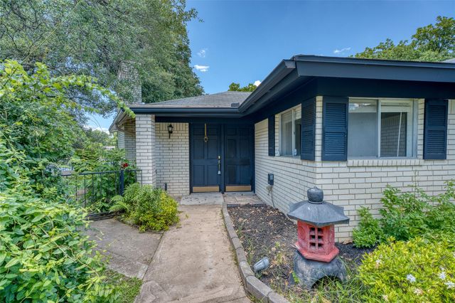 104 Bluebird LN, Highland Haven, TX 78654