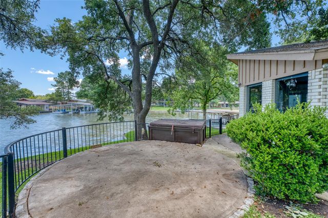 104 Bluebird LN, Highland Haven, TX 78654