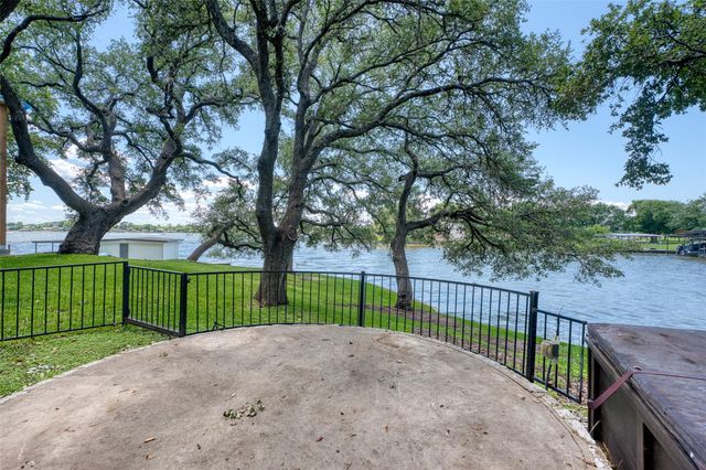 104 Bluebird LN, Highland Haven, TX 78654