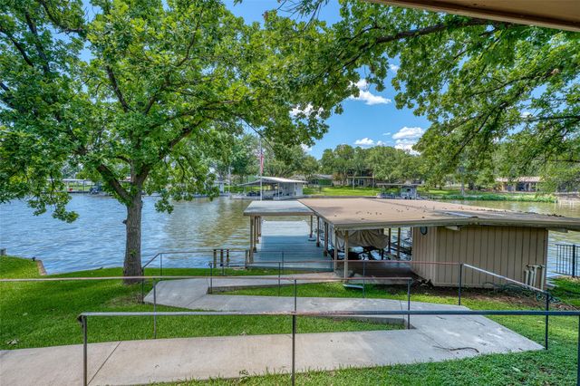 104 Bluebird LN, Highland Haven, TX 78654