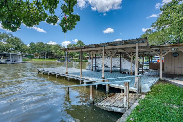 104 Bluebird LN, Highland Haven, TX 78654