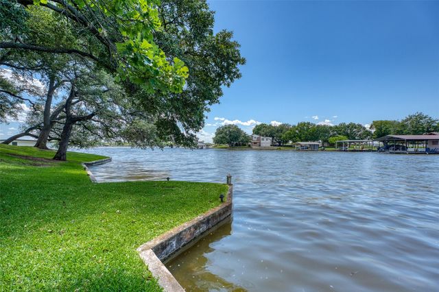 104 Bluebird LN, Highland Haven, TX 78654
