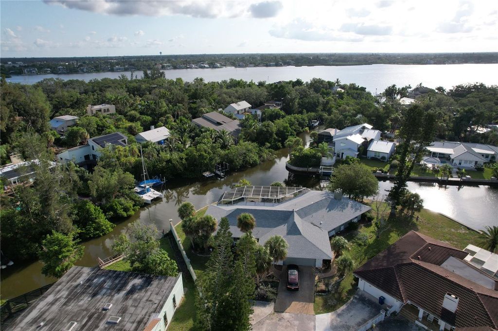 Image 11 of property listing at 6937 MIDNIGHT PASS ROAD, Sarasota, FL 34242