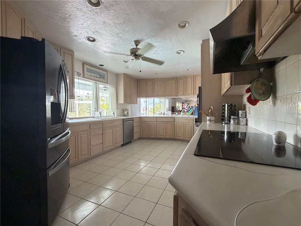 Image 44 of property listing at 6937 MIDNIGHT PASS ROAD, Sarasota, FL 34242
