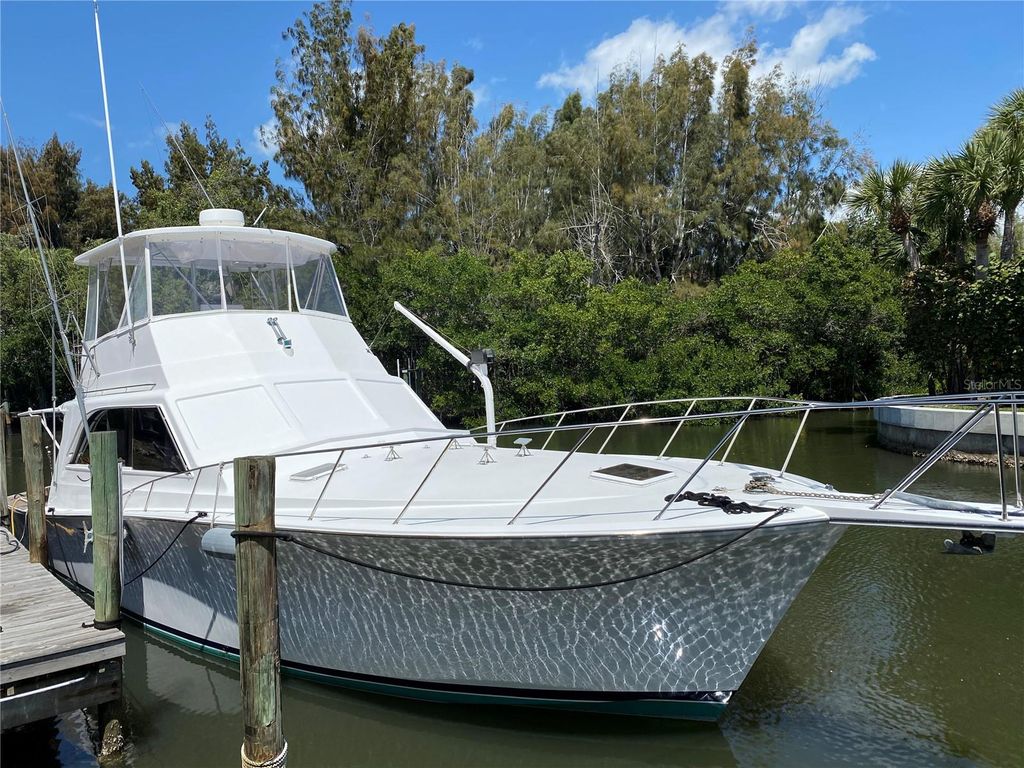 Image 7 of property listing at 6937 MIDNIGHT PASS ROAD, Sarasota, FL 34242