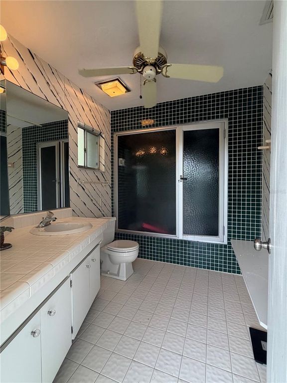 Image 62 of property listing at 6937 MIDNIGHT PASS ROAD, Sarasota, FL 34242