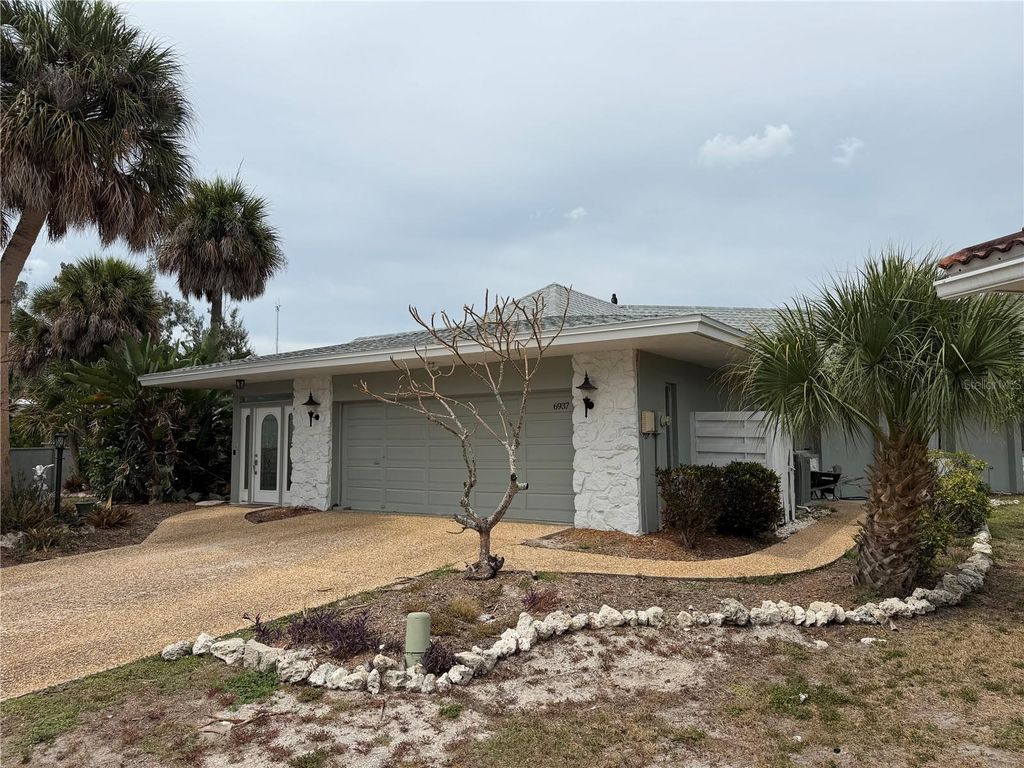 Image 66 of property listing at 6937 MIDNIGHT PASS ROAD, Sarasota, FL 34242