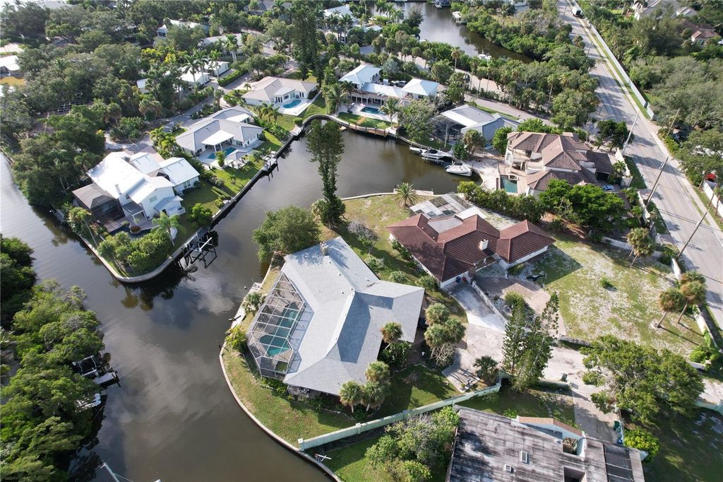 Image 8 of property listing at 6937 MIDNIGHT PASS ROAD, Sarasota, FL 34242