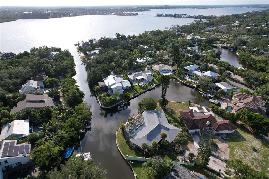 Image 9 of property listing at 6937 MIDNIGHT PASS ROAD, Sarasota, FL 34242