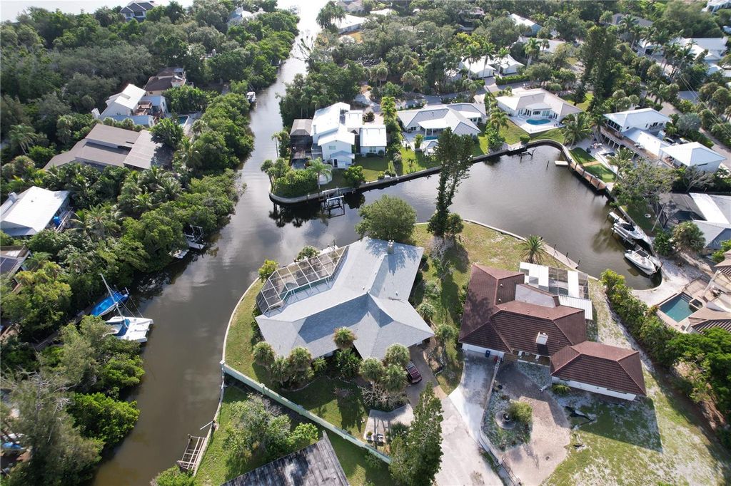 Image 10 of property listing at 6937 MIDNIGHT PASS ROAD, Sarasota, FL 34242