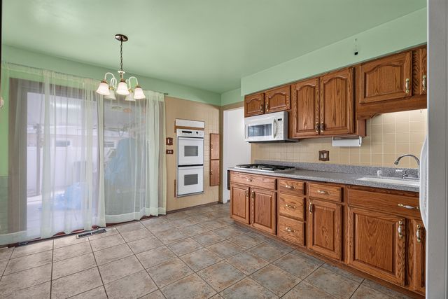 15719 Kenwood Avenue, South Holland, IL 60473