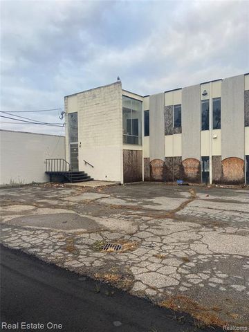 21590 Greenfield Road, Oak Park, MI 48237