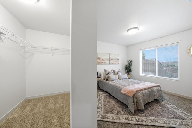 2412 E Helena St, Pasco, WA 99301