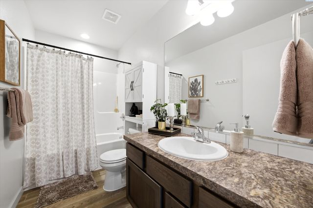 2412 E Helena St, Pasco, WA 99301