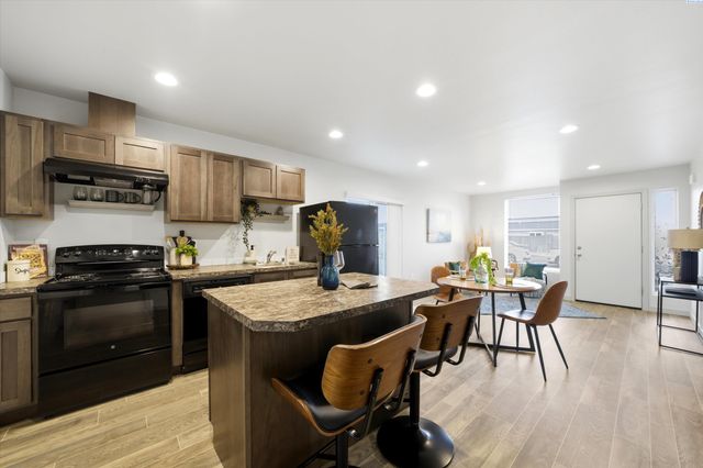 2412 E Helena St, Pasco, WA 99301