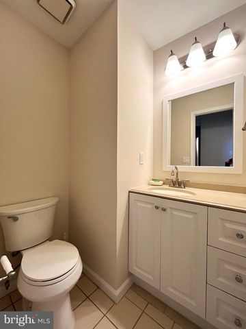 40-H ROXBURY CT, Princeton, NJ 08540
