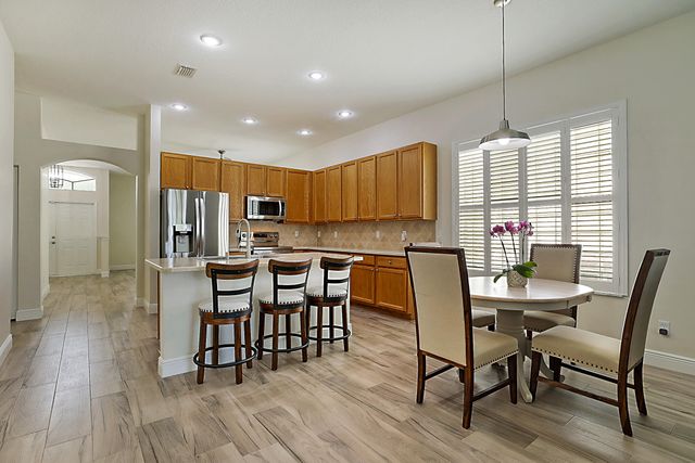 7004 SE Twin Oaks Circle, Stuart, FL 34997