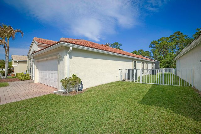 7004 SE Twin Oaks Circle, Stuart, FL 34997