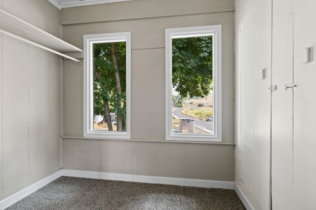 242 S Broadway St, Tekoa, WA 99033