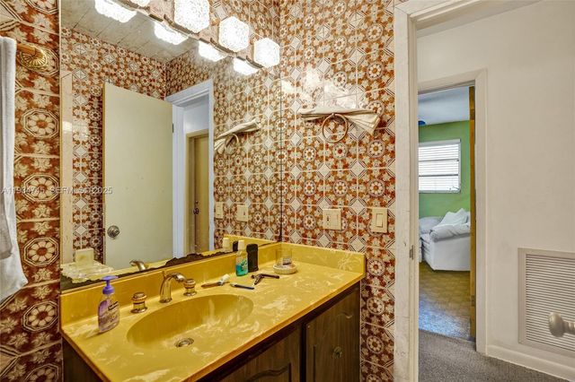 366 W 12th St, Hialeah, FL 33010