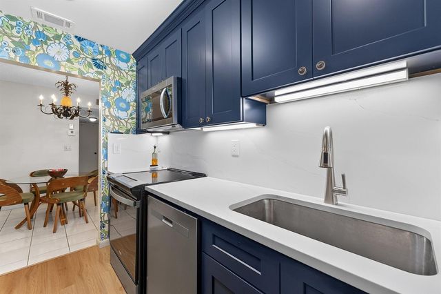 1210 S Drive Circle D, Delray Beach, FL 33445