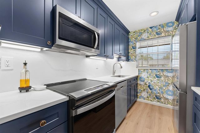 1210 S Drive Circle D, Delray Beach, FL 33445