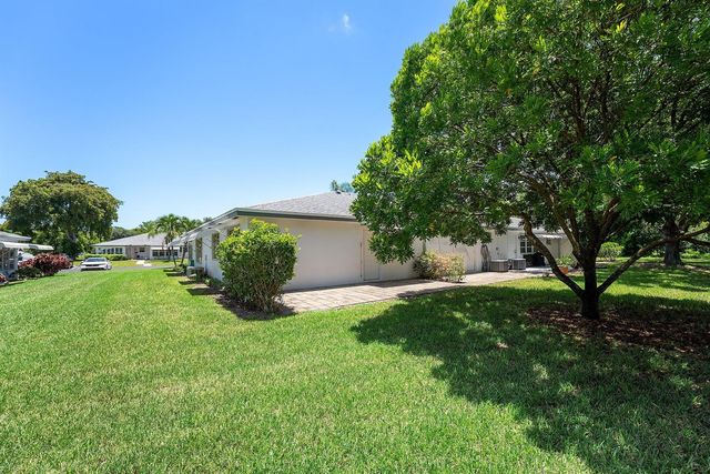 1210 S Drive Circle D, Delray Beach, FL 33445