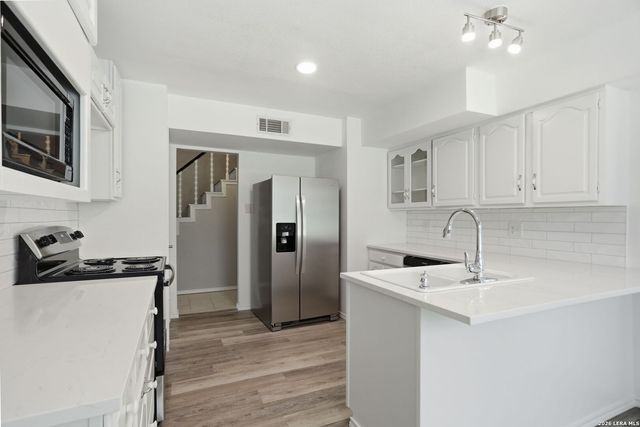 220 LARK LN, New Braunfels, TX 78132