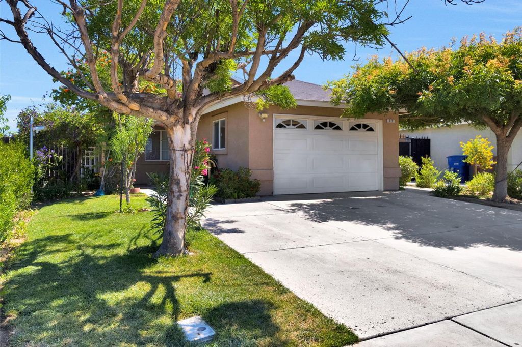 Image 3 of property listing at 319 Marie Street, Mendota, CA 93640