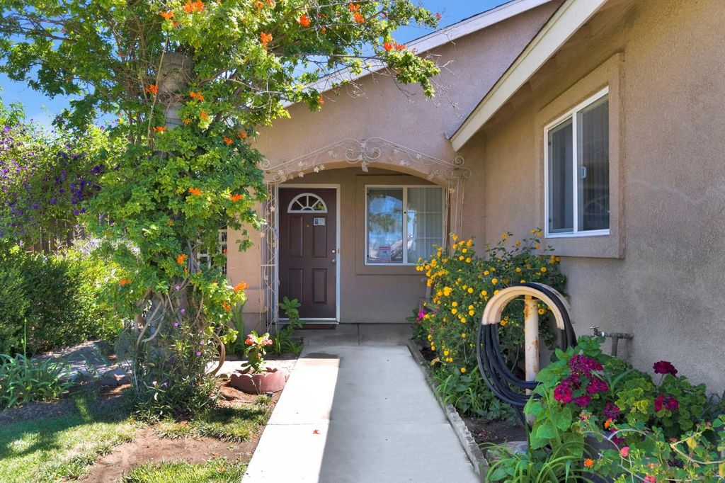 Image 4 of property listing at 319 Marie Street, Mendota, CA 93640