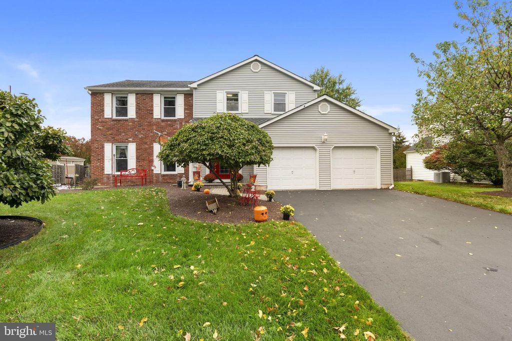 Image 1 of property listing at 258 WOODLAKE DR, Southampton, PA 18966