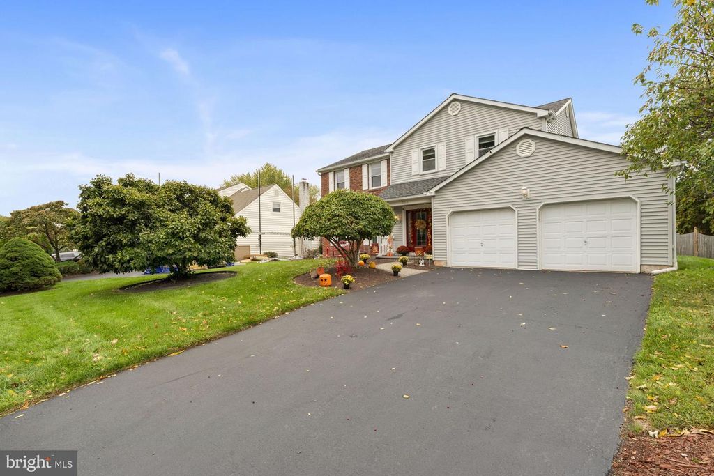 Image 2 of property listing at 258 WOODLAKE DR, Southampton, PA 18966