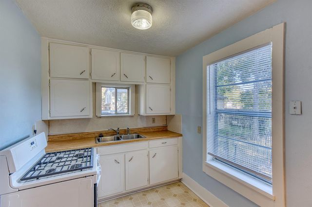 2125 Avenue A, Nederland, TX 77627