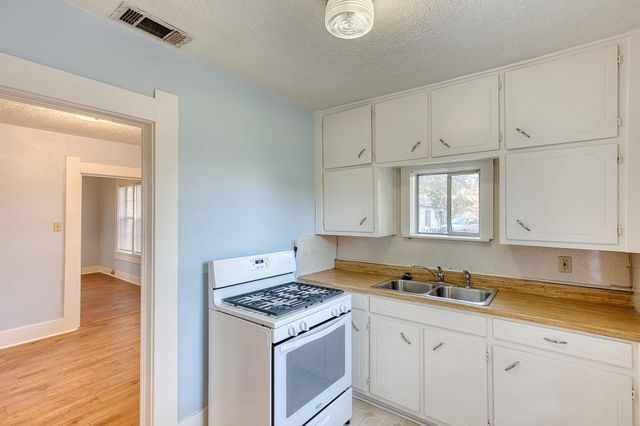 2125 Avenue A, Nederland, TX 77627