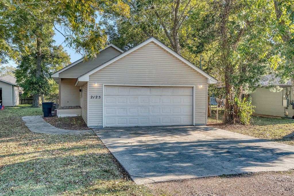 2125 Avenue A, Nederland, TX 77627