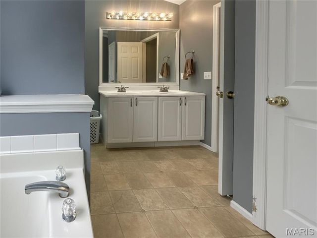 852 Molloy Drive, St Charles, MO 63366