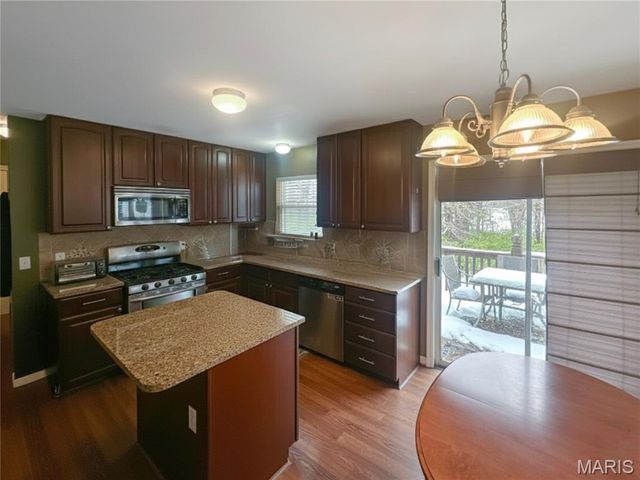 852 Molloy Drive, St Charles, MO 63366