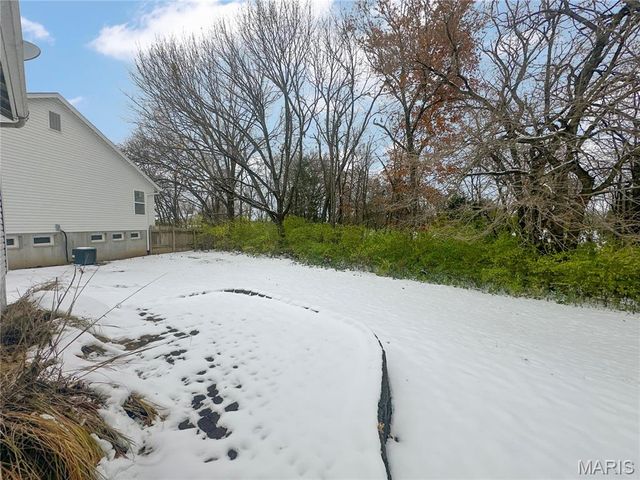 852 Molloy Drive, St Charles, MO 63366