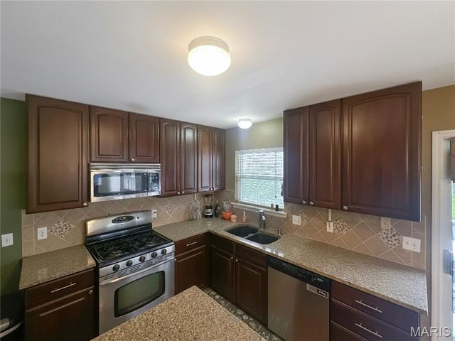 852 Molloy Drive, St Charles, MO 63366